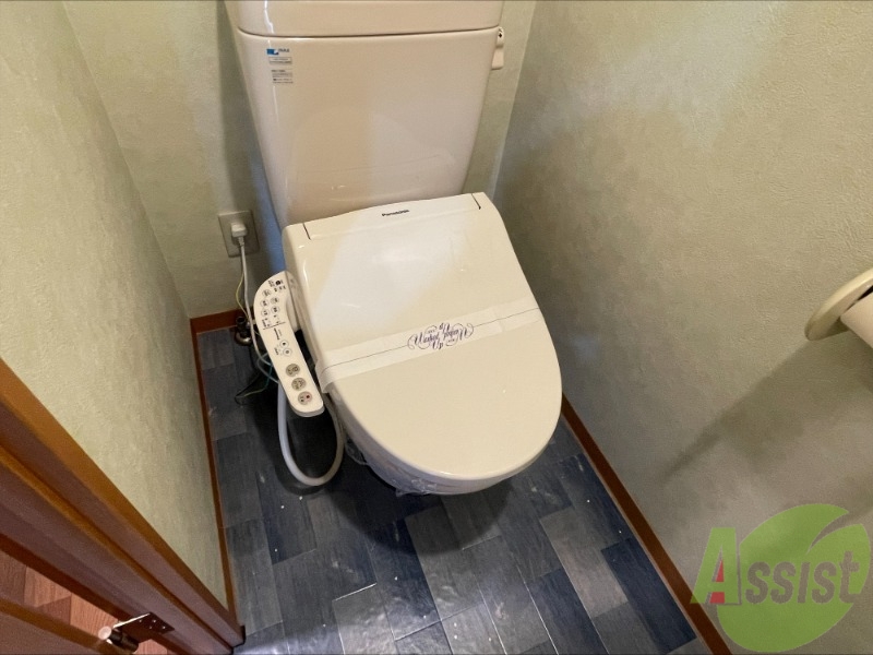 トイレ　トイレは温水洗浄便座になっておりこれが好きな方は多いですね。