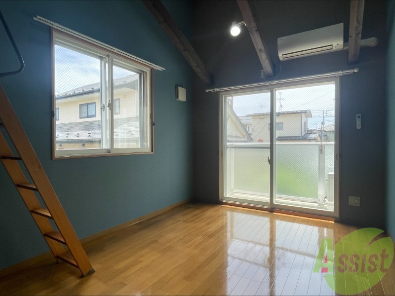 居室・リビング　リビングは７帖洋室で天井が高い為部屋が広く見えますね。