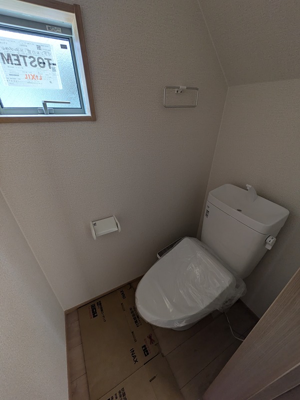 トイレ　※室内写真は同間取りの別号室の写真です。