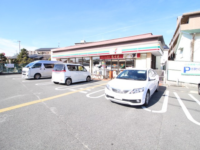 コンビニ　セブンイレブン（コンビニ）まで337m