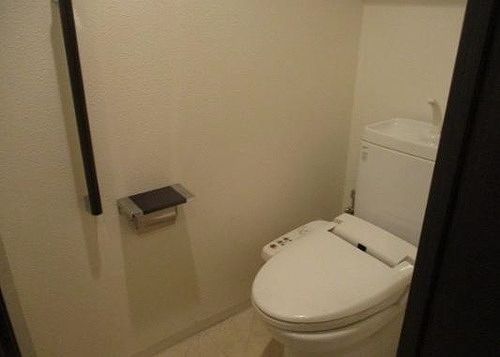 トイレ　落ち着いた色調のトイレです