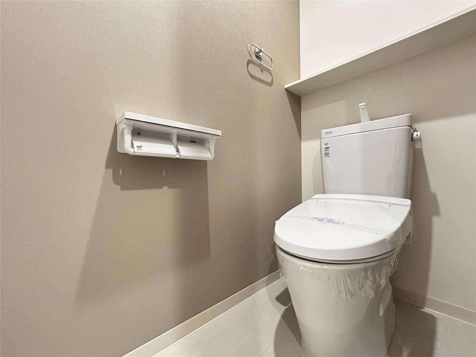 トイレ　小物が置けるトイレットペーパーホルダー付きです
