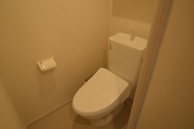トイレ　落ち着いた色調のトイレです