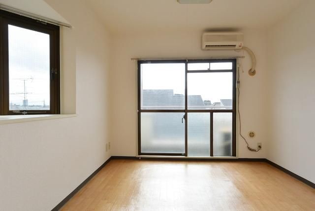 居室・リビング　★角部屋２面採光で明るく通気性の良いお部屋です★