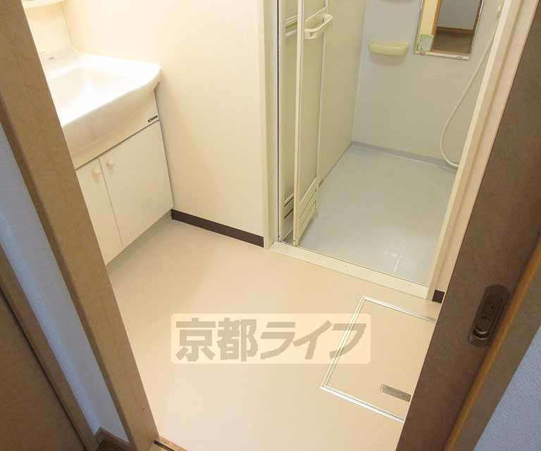 洗面設備　脱衣所もゆったりとしています。