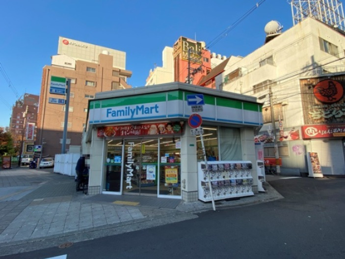 コンビニ　ファミリーマート 四つ橋なんば駅前店（コンビニ）まで212m