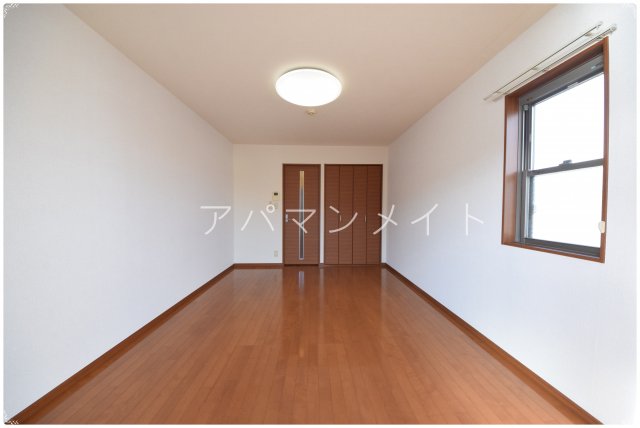 その他部屋・スペース　落ち着いた色調の寝室です