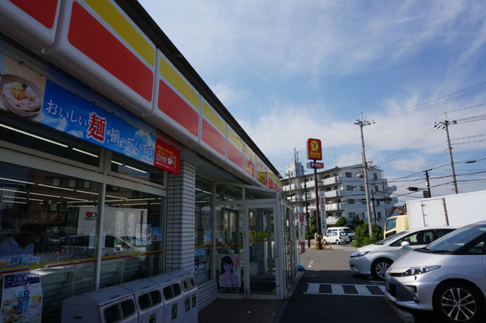 コンビニ　デイリーヤマザキ（コンビニ）まで240m