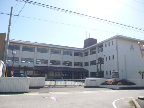 小学校　愛荘町立秦荘西小学校（小学校）まで645m