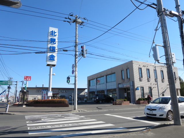 銀行　北見信用金庫 三輪支店（銀行）まで595m