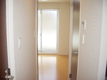 その他　玄関から室内