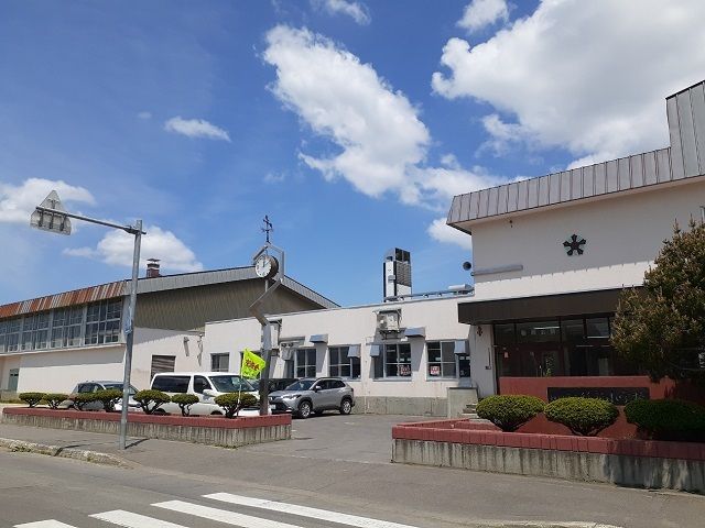 小学校　旭川市立緑新小学校（小学校）まで500m