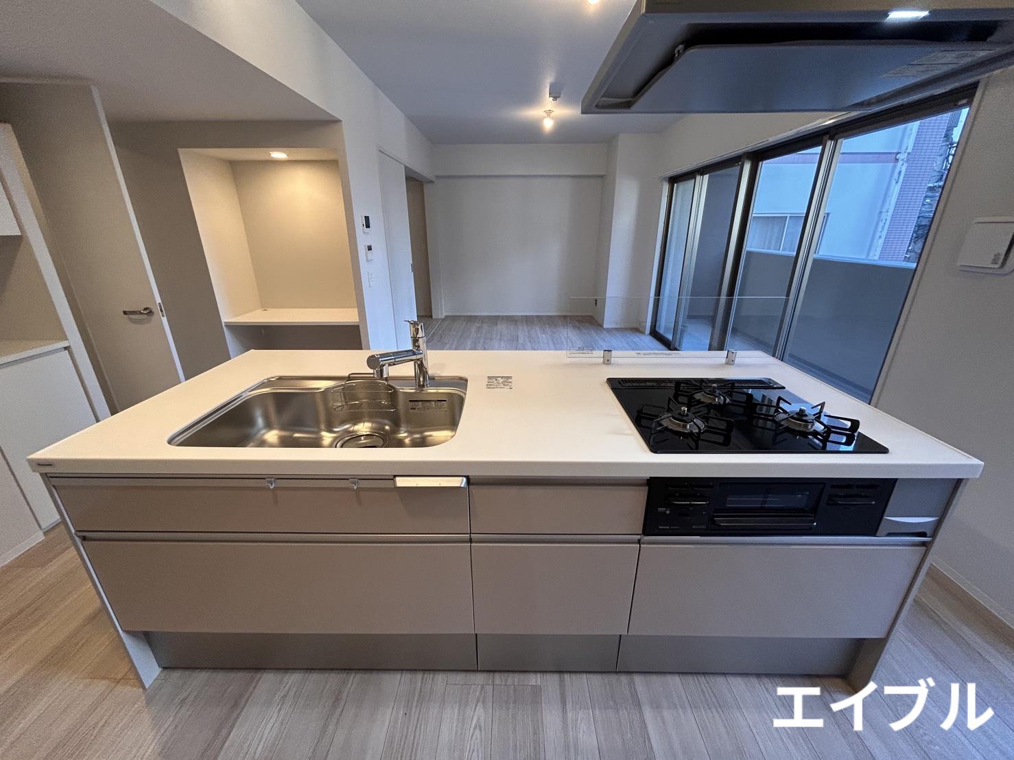 キッチン　同じ部屋タイプの別部屋の写真です。現況と異なる場合は現況を優