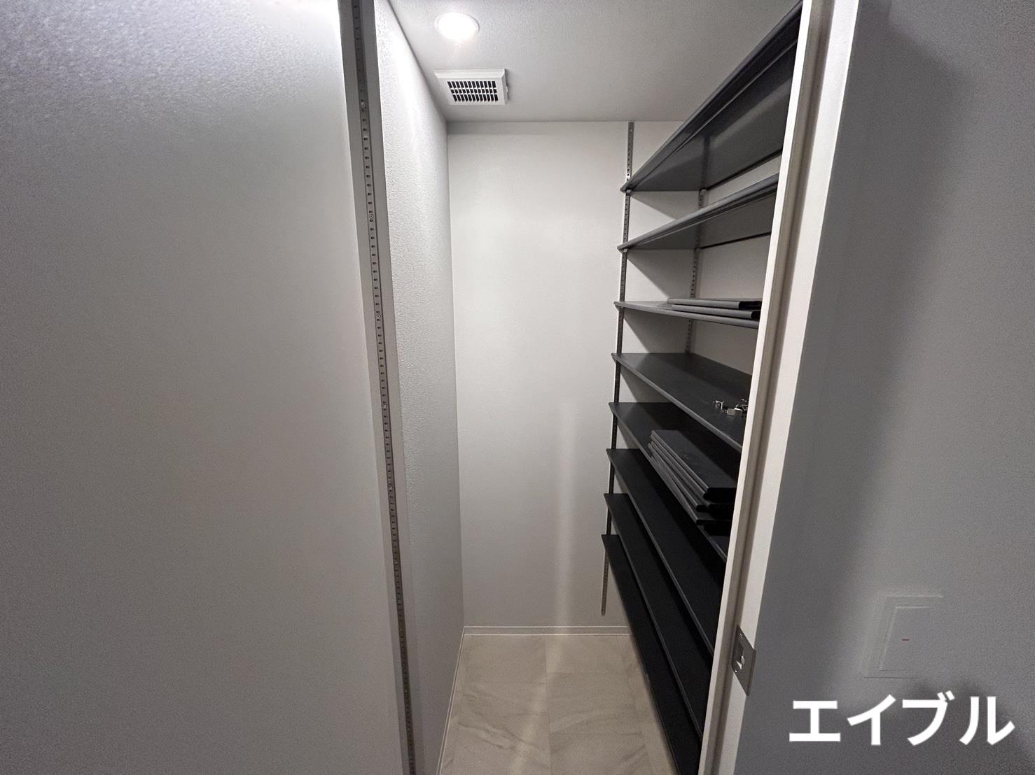 玄関　同じ部屋タイプの別部屋の写真です。現況と異なる場合は現況を優