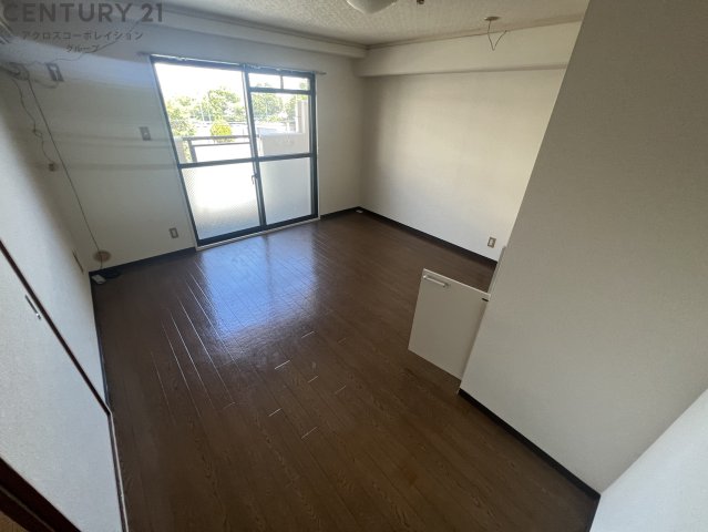 居室・リビング　落ち着いた床色です