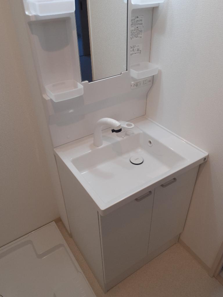 洗面設備　明るい洗面所です