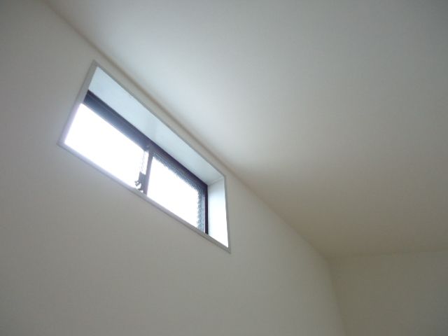 その他　天窓からの明るい光