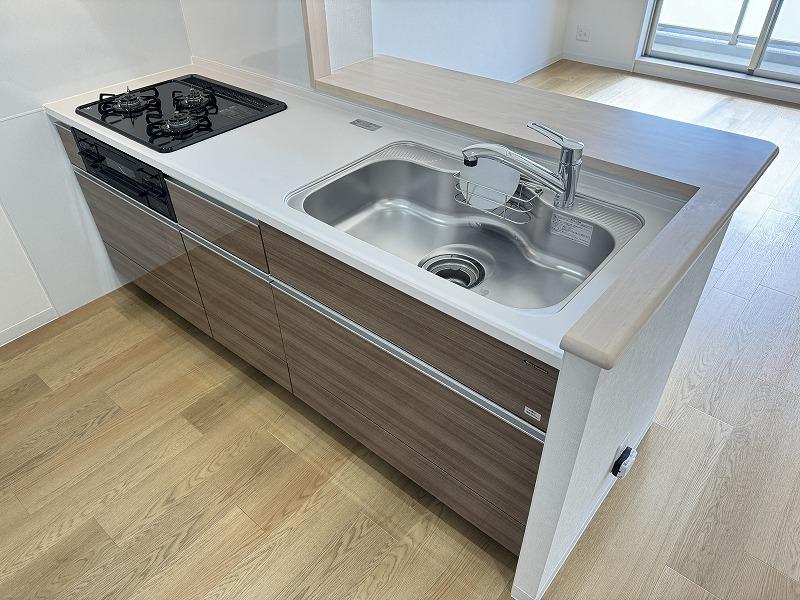 キッチン　３口コンロの人工大理石システムキッチン