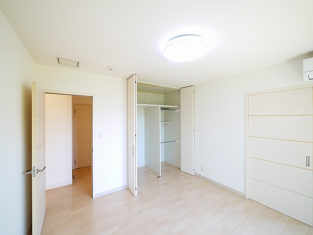 その他部屋・スペース　開放的な寝室です