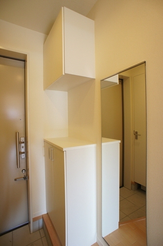 その他　玄関には姿見がついてます