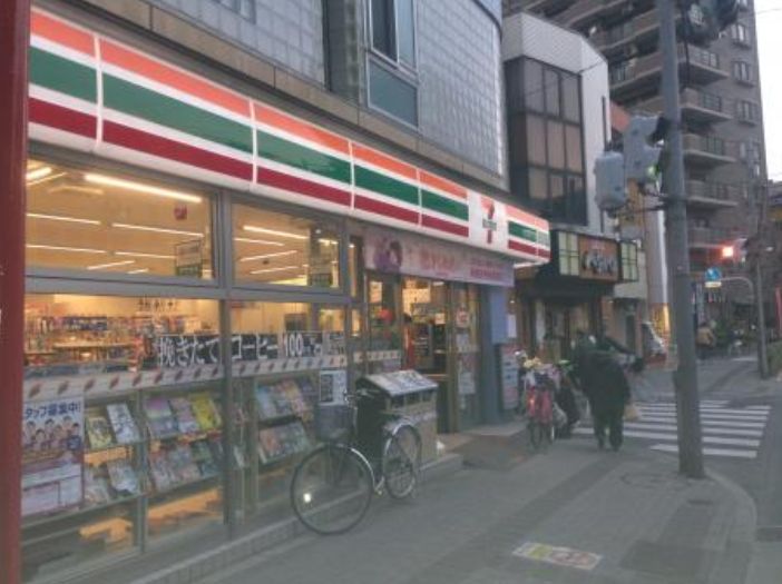 コンビニ　セブンイレブン荒川1丁目店（コンビニ）まで215m