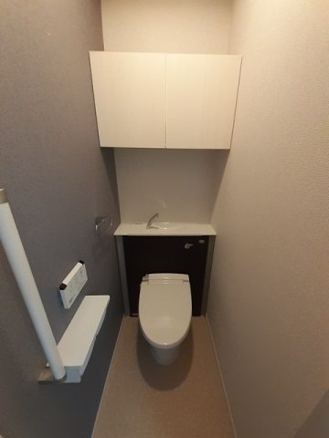 トイレ　落ち着いた色調のトイレです