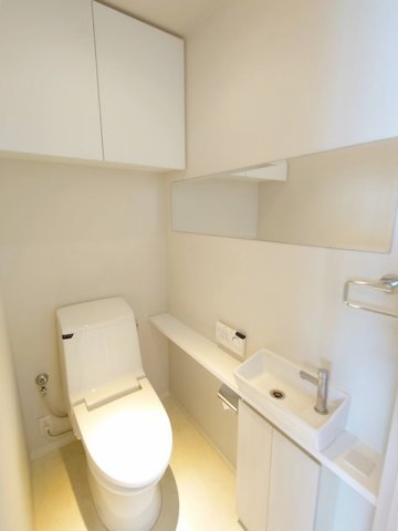 トイレ　落ち着いた色調のトイレです♪