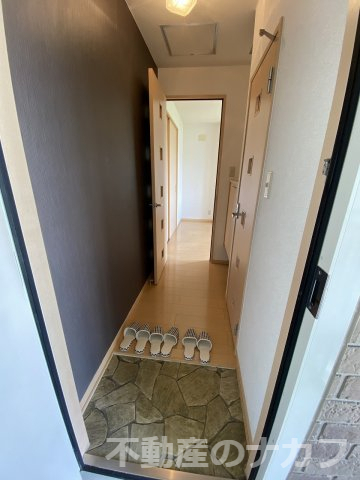 玄関　※同タイプの部屋写真です