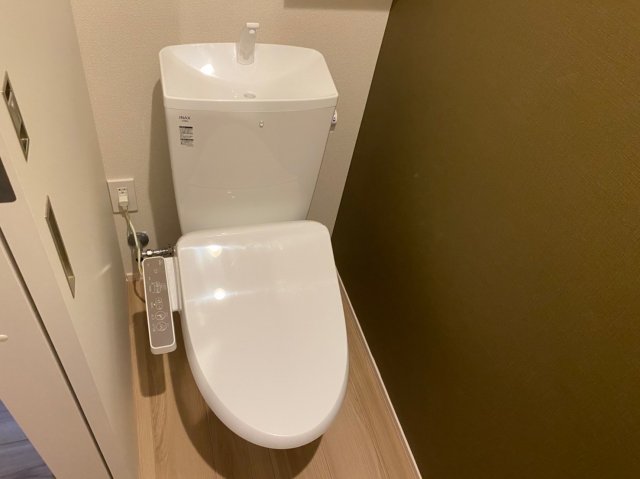 トイレ　温水洗浄便座付きのトイレです♪