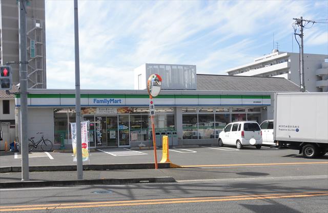 コンビニ　ファミリーマート（コンビニ）まで1872m