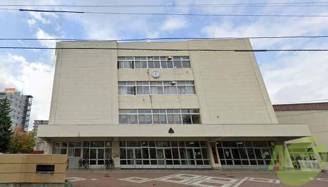 中学校　札幌市立日章中学校（中学校）まで927m