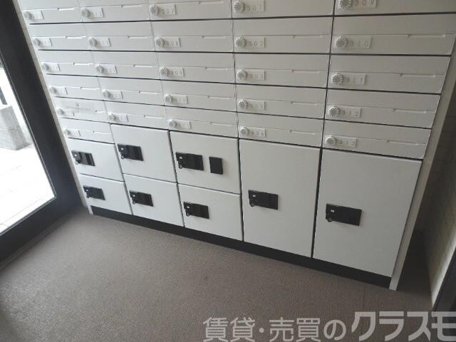 エントランス　留守中の荷物の受取は宅配ＢＯＸで♪