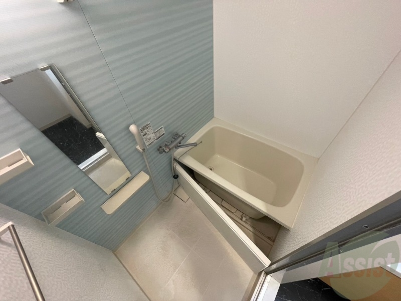 バス・シャワールーム　広々したお風呂で快適にくつろげそうです。