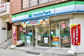 コンビニ　ファミリーマート 新富町駅前店（コンビニ）まで673m