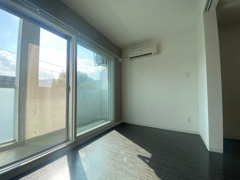 その他部屋・スペース　寝室はこちらです。光が差し込む、温かみのあるお部屋です。