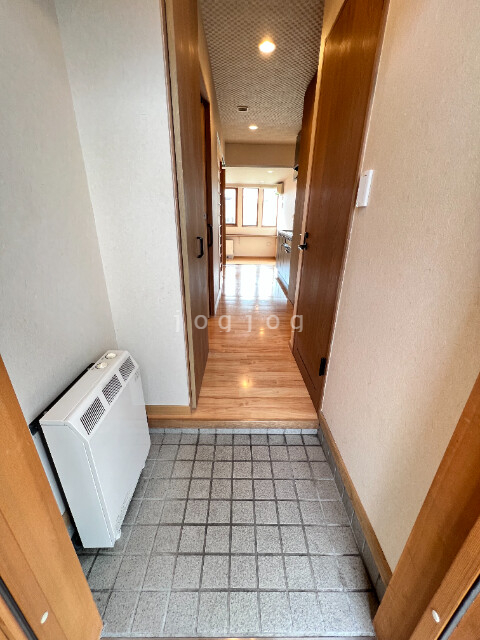 玄関　玄関にも暖房器具が付いています。