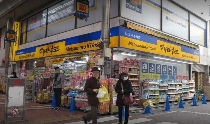 ドラックストア　マツモトキヨシ新小岩南口店（ドラッグストア）まで131m