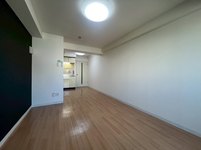 その他部屋・スペース　寝室はこちらです。光が差し込む、温かみのあるお部屋です。