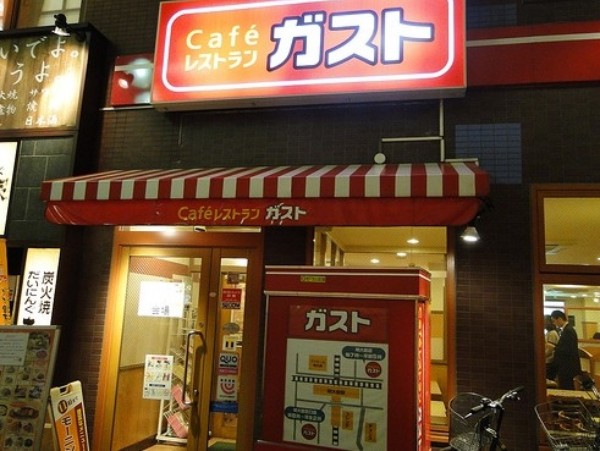 飲食店　ガスト 明大前店（飲食店）まで320m