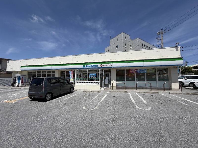 コンビニ　ファミリーマート 浦添高校前店（コンビニ）まで308m