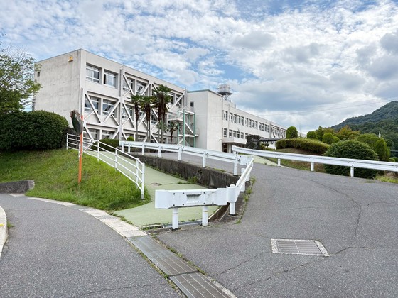 中学校　東広島市立八本松中学校（中学校）まで1181m
