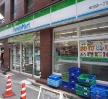 コンビニ　ファミリーマート東池袋二丁目店（コンビニ）まで79m