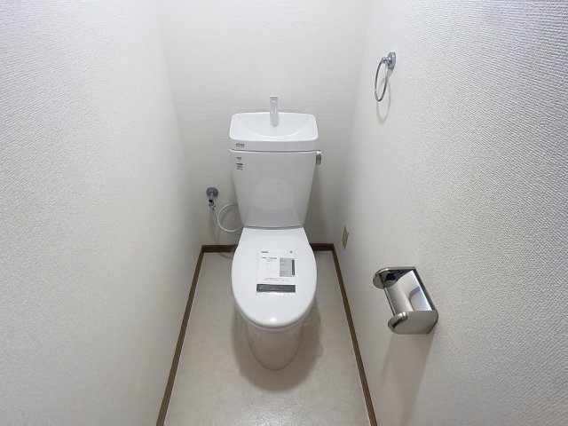 トイレ　掲載写真は同型の左右反転の部屋を掲載しております。仕様等が異