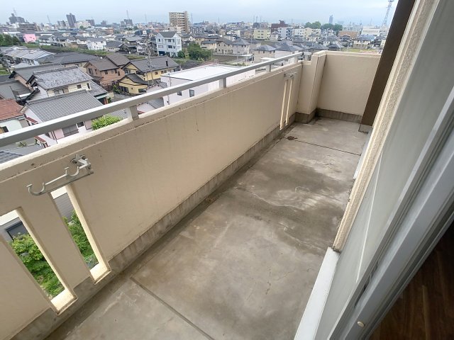 バルコニー　掲載写真は同型の左右反転の部屋を掲載しております。仕様等が異