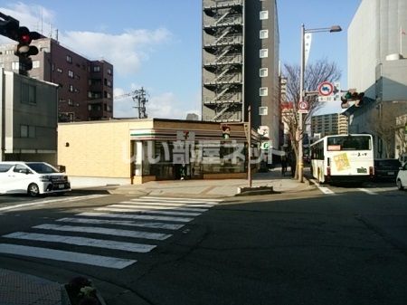 コンビニ　セブンイレブン　金沢高岡町店（コンビニ）まで899m
