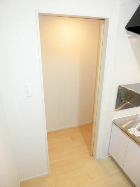 収納　キッチン横に収納があるので便利です