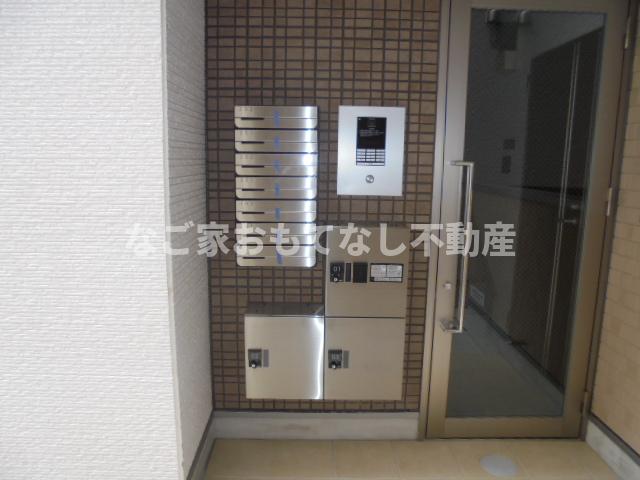 エントランス　CREST浄心　お問合せはなご家おもてなし不動産へ。