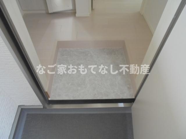 玄関　CREST浄心　お問合せはなご家おもてなし不動産へ。