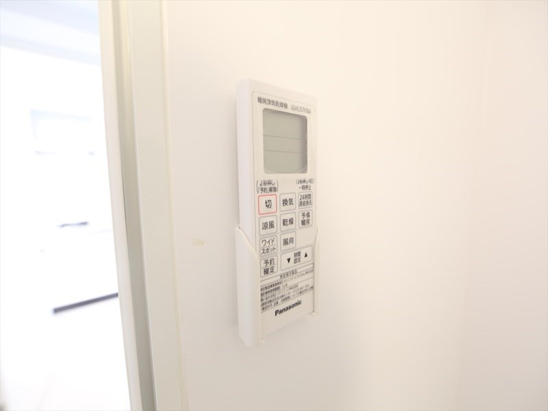 その他設備　浴室暖房乾燥機付き