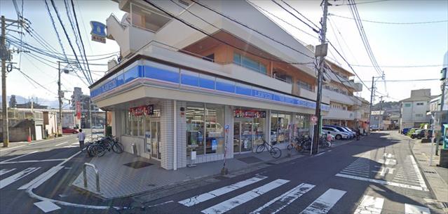 コンビニ　ローソン（コンビニ）まで827m
